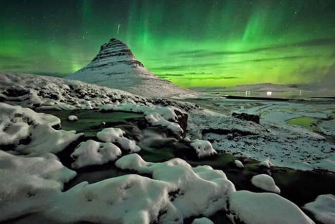 A dance of northern lights behind mount Kirkjufell 斯奈山后的北极光