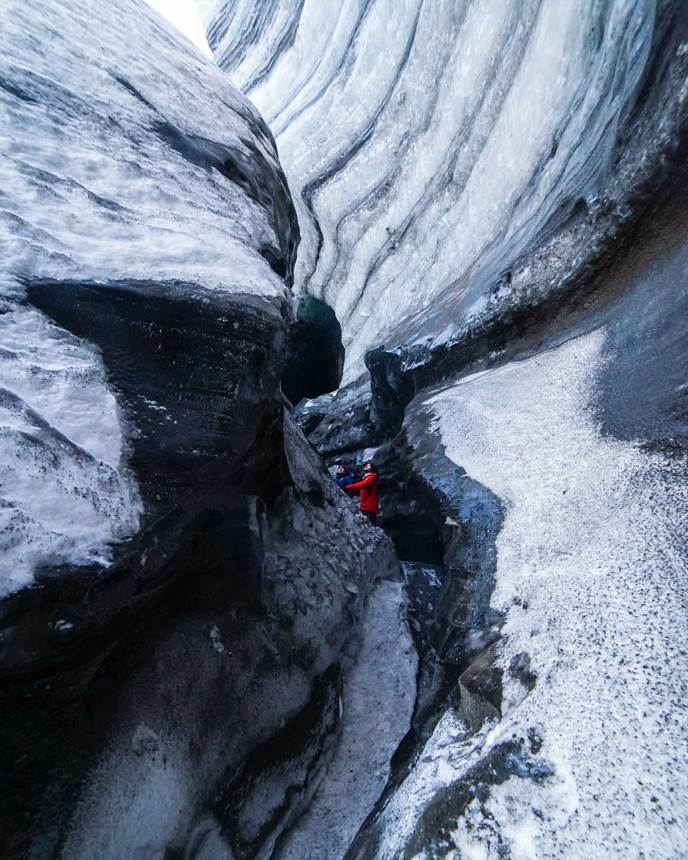 黑蓝相间的巨型冰墙 米尔达斯冰川卡特拉火山冰洞