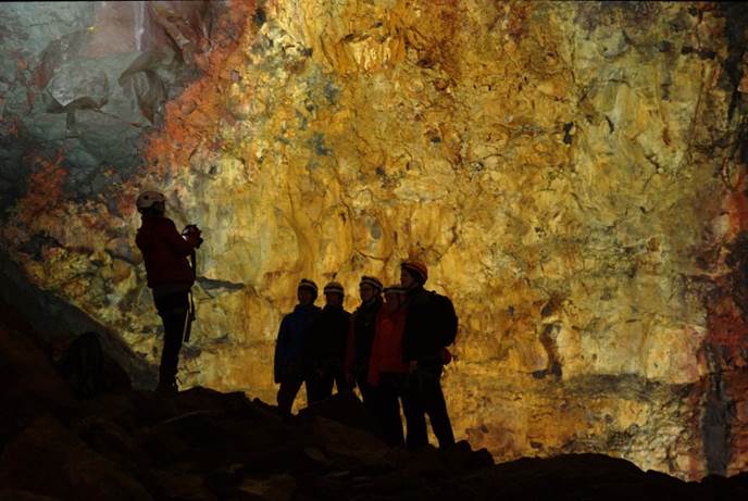 驴友们幸福的剪影 冰岛火山岩洞团