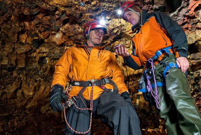 您可以仔细端详火山岩石但不能带走 火山岩洞团岩石