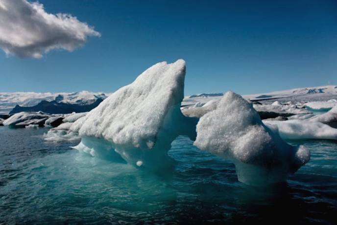 杰古沙龙冰湖最深的地方有284米哦! 杰古沙龙冰湖冰川
