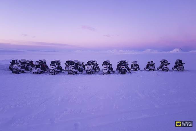 日落为朗格冰川附上了一层温暖的粉色 朗格冰川雪地摩托