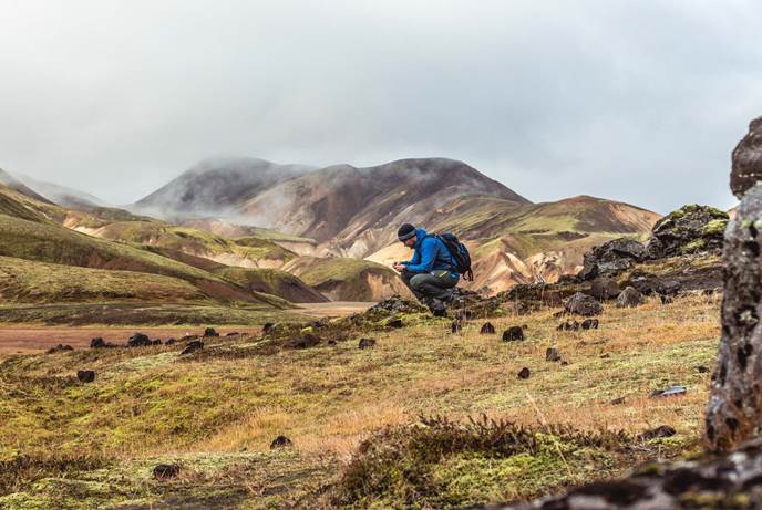 地热带冒出的蒸汽缭绕在山间 兰德曼劳卡高地地热
