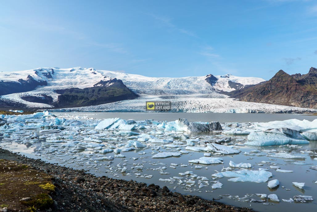 fjallsarlon是另外一个美丽的冰湖坐落在瓦特纳山脚下