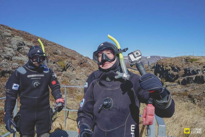 Gopro租赁 潜水客人手拿gopro在史费拉