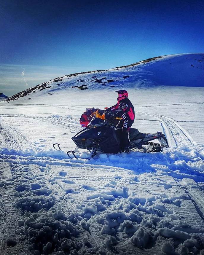 艾雅法拉火山雪地摩托 雪地摩托骑手在雪山上